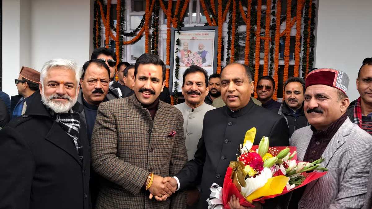 पूर्व सीएम जयराम ठाकुर को जन्मदिन की बधाई देने उनके घर पहुंचे मंत्री विक्रमादित्य सिंह